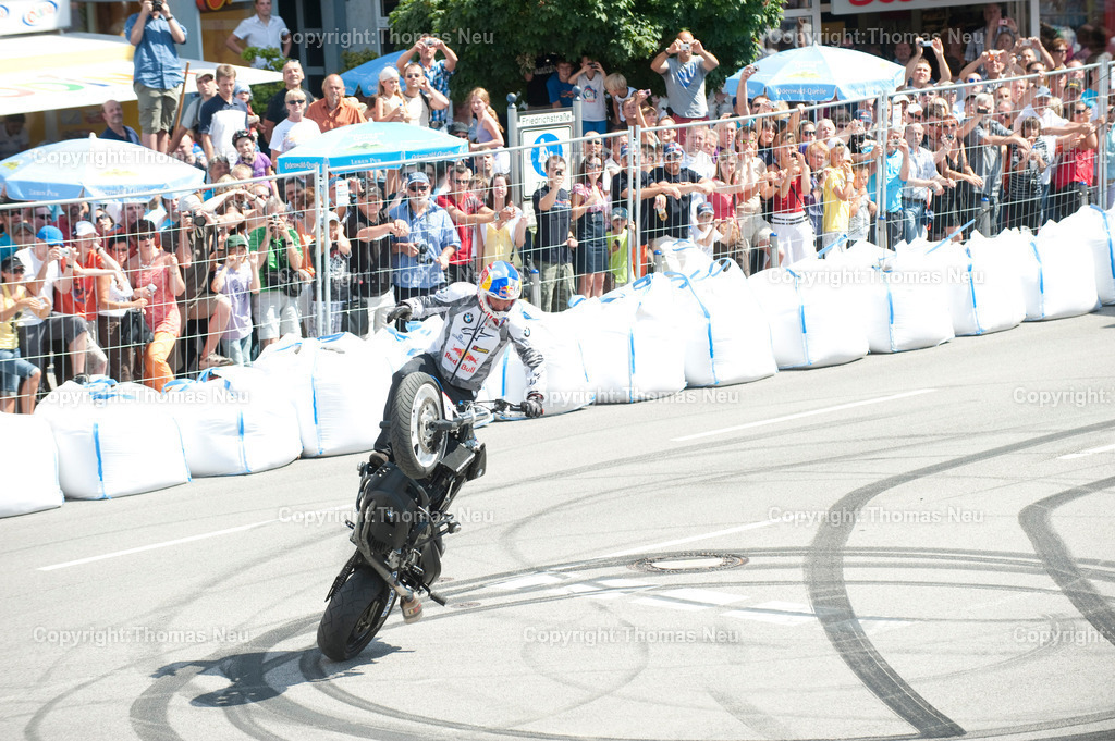 _DSC7180 | Sebastian Vettel beim spektakulären „Home Run“ in Heppenheim: Der Formel-1-Weltmeister fährt im Red-Bull-Rennwagen über die zur Rennstrecke umfunktionierte B3 in seiner Heimatstadt. Tausende Fans feiern ihren Lokalhelden.