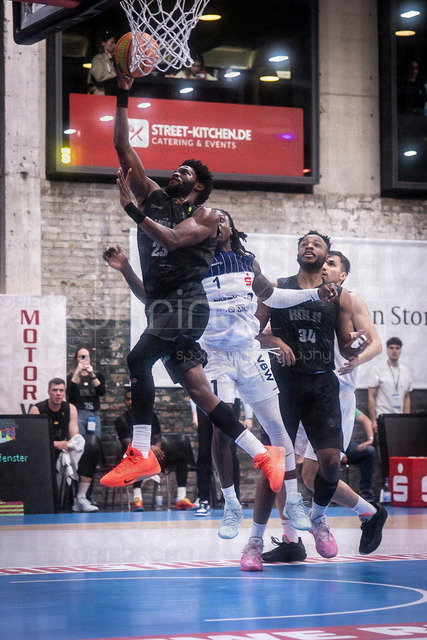 Barmer 2. Basketball Bundesliga ProA: Rheinstars Koeln vs. VfL SparkassenStars Bochum, 08.03.26 | Köln, 08.03.26 - Michael Jordan Miller (Rheinstars Köln, 23) legt einen Korb an Spieltag 26 während des Spiels der Barmer 2. Basketball Bundesliga ProA: Rheinstars Koeln vs. VfL SparkassenStars Bochum in der Motor World in Köln.