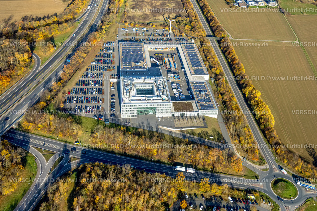Hagen251103589 | Luftbild, Gewerbegebiet mit T3E Logistik GmbH Logistikdienst und PKW Parkplatz, Solardach, ENERVIE - Südwestfalen Energie und Wasser AG, herbstliche Bäume,  Emst, Hagen, Ruhrgebiet, Nordrhein-Westfalen, Deutschland