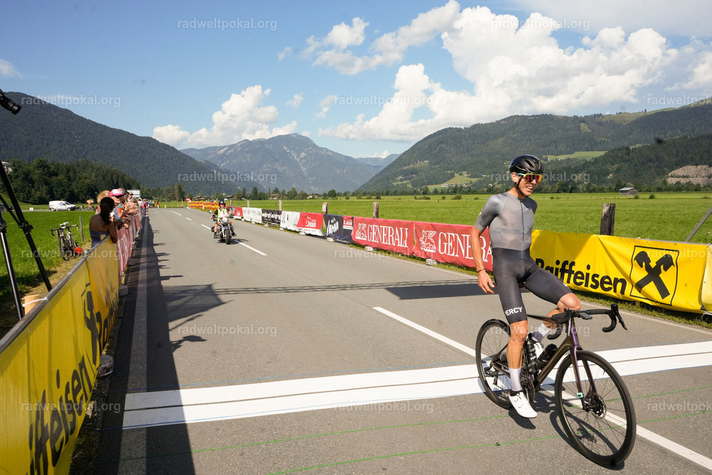934_20230817_Bewerb_Maenner_Muehlanger | AUT - OESTERREICH, 2023-08-16: SPORT RENNRAD-FAHREN - 55. INTERNATIONALER RADWELTPOKAL IN ST. JOHANN IN TIROL  - Vintage-Radrennen mit WM-Bronze-Medaillen-Siegerin Christina Schweinberger, den Teilnehmer und Alexander Baumann (vom Orginastions-Team) - TAG 2 BEWERB MAENNER IN SECHS GRUPPEN  ; Foto: Roland Muehlanger