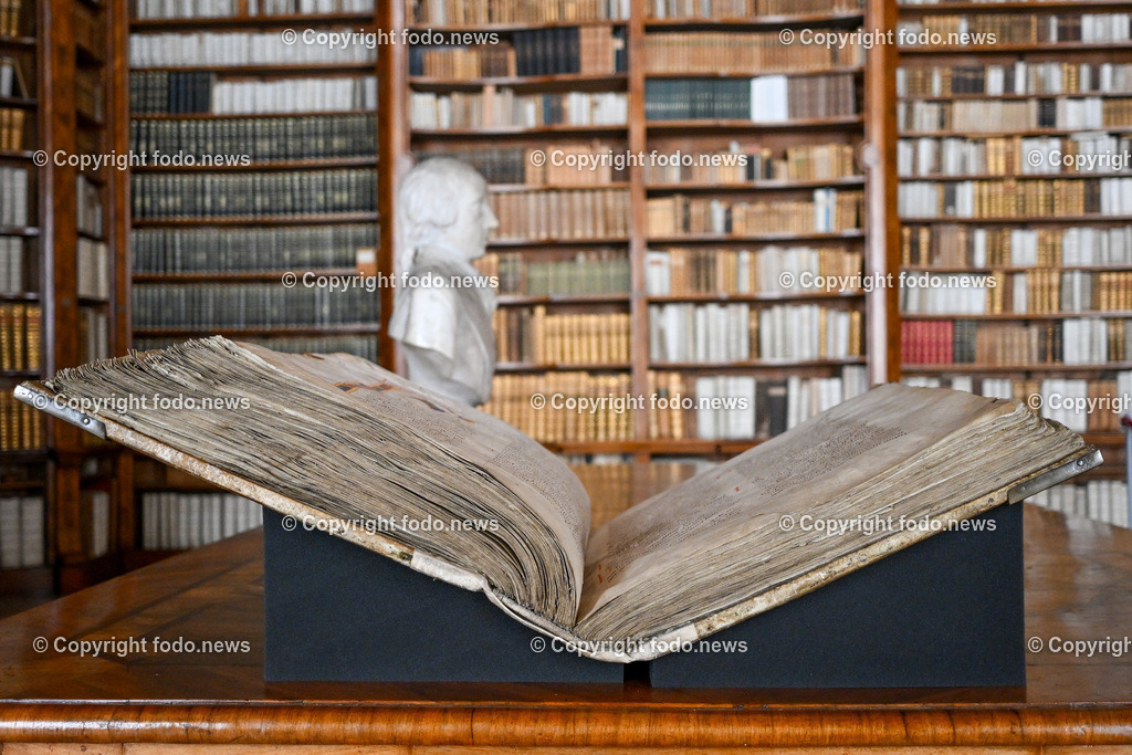 Stift St. Florian_ 08.08.023-5 | 08.08.2023, St. Florian, AUT, Augustiner Chorherrenstift St. Florian, im Bild Stiftsbibliothek St. Florian, St. Florianer Riesenbibel

Die Riesenbibel von St. Florian ist eine illustrierte mittelalterliche Handschrift aus dem 12. Jahrhundert. Sie misst 66 × 48 cm und umfasst 357 Pergamentblätter mit Bibeltext in lateinischer Sprache und prachtvollen Malereien. Damit zählt sie zu den bedeutenden Kunstwerken der Buchkunst der Romanik. Quelle: Wikipedia