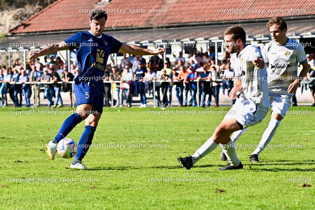ATUS Velden vs. ASKÖ Köttmannsdorf 7.10.2023 | #5 Roland Putsche ATUS Velden, #3 Fabian Janschitz Köttmannsdorf, #8 Daniel Perkounig Köttmannsdorf, ATUS Velden vs. ASKÖ Köttmannsdorf 7.10.2023, ATUS Velden vs. ASKÖ Köttmannsdorf am 07.10.2023 in Velden (Wald Arena Velden), Austria, (Photo by Bernd Stefan)