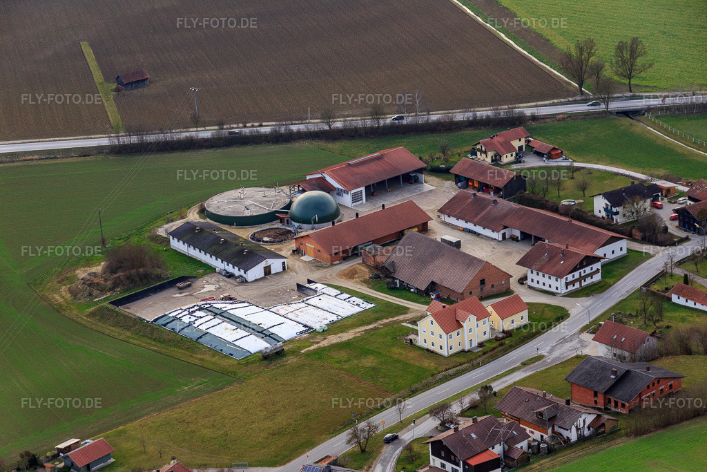 Luftbild: Ortsansicht von Nordosten im Ortsteil Untertattenbach in Bad Birnbach im Bundesland Bayern in Deutschland. Foto: IMG_085594.jpg vom 31.12.2015 durch Werner Riehm/FLY-FOTO.de