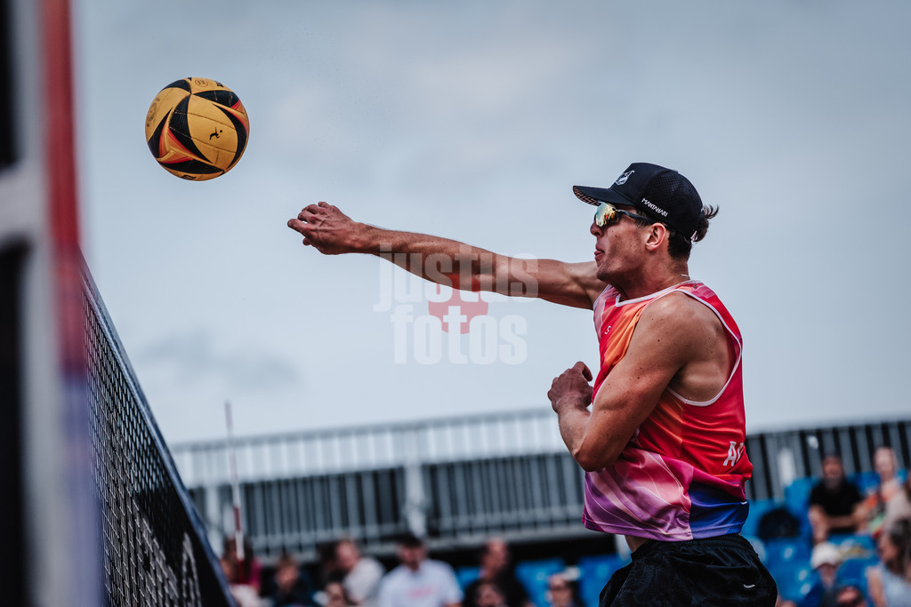 Beachvolleyball | Männer | Allianz German Beach Tour 2025 | Tourstop Hamburg | 29.05.2025 | Tristan Fröbel beim Angriff