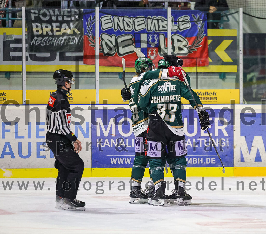2025-11-16_061_TSV_Erding_gegen_Selber_Woelfe | Erding, Deutschland, 16.11.2025:Eishockey, Oberliga Süd 2025 / 2026, 17. Spieltag, TSV Erding gegen Selber Wölfe, Endergebnis: 3:1Jubel nach dem 1:0 für ErdingFoto: Christian Riedel / fotografie-riedel.net
