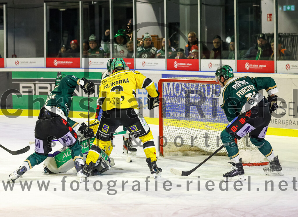 2025-12-19_114_TSV_Erding_gegen_Toelzer_Loewen | Erding, Deutschland, 19.12.2025:Eishockey, Oberliga Süd 2025 / 2026, 27. Spieltag, TSV Erding gegen Tölzer Löwen, Endergebnis: 2:5Erik Modlmayr (Erding Gladiators, #21), Torwart Matthias Bittner (Tölzer Löwen, #32), Karel Klikorka (Tölzer Löwen, #3), Maximilian Forster (Erding Gladiators, #81)Foto: Christian Riedel / fotografie-riedel.net