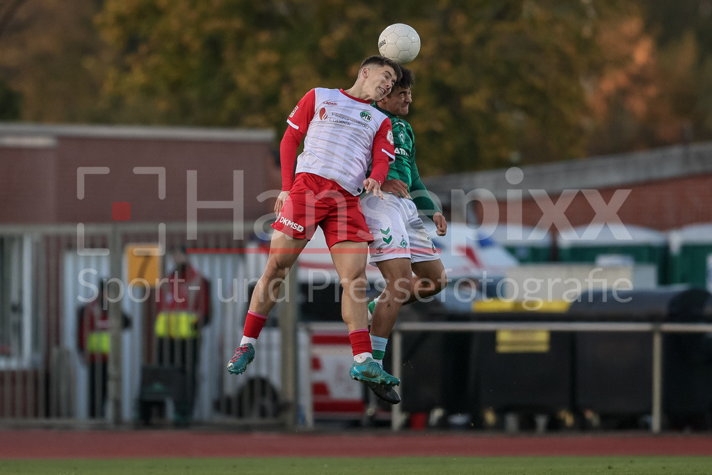 Fussball, Regionalliga Nord, SV Werder Bremen II - VfB Lübeck | v.li.: Ramiz Demir (VfB Lübeck, 46) und Ethan Kohler (SV Werder Bremen II, 28) im Kopfballduell, Kopfball, Zweikampf, Action, Aktion, Spielszene