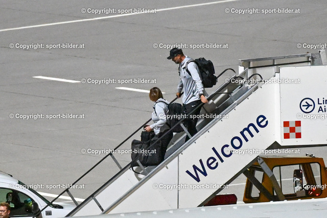 AUT, Ankunft Liverpool FC (ENG) | 20.09.2023, Linz, AUT, Ankunft Liverpool FC (ENG), Flughafen Linz, im Bild Ankunft Spieler Liverpool FC (ENG) in Linz, Juergen Klopp, Head Coach FC Liverpool (Liverpool)