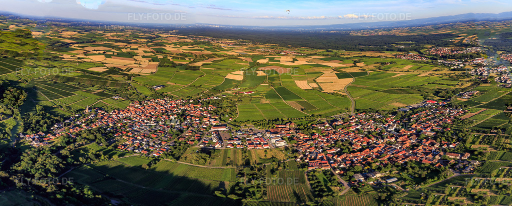 Luftbild: Winzerortpanorama am Beginn der deutschen Weinstr im Ortsteil Schweigen in Schweigen-Rechtenbach im Bundesland Rheinland-Pfalz in Deutschland. Foto: IMG_142318-Pano.jpg vom 08.07.2024 durch Werner Riehm/FLY-FOTO.deAuflösung des Originals: 8945 x 3611 px