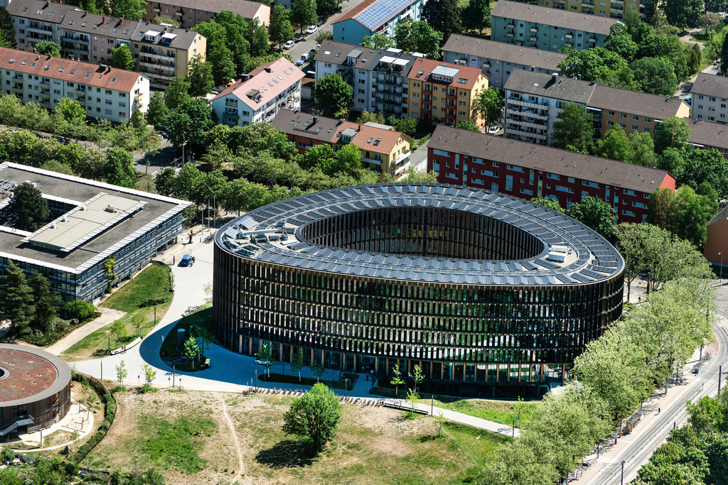 dr__0051563.jpg | FREIBURG IM BREISGAU 22.04.2020 Netto-Plusenergiegebäude des Rathauses der Stadtverwaltung und des Bürgerservicezentrum im Stühlinger an der Fehrenbachallee in Freiburg im Breisgau im Bundesland Baden-Württemberg, Deutschland. Weiterführende Informationen bei: Bruun & Möllers GmbH & Co. KG,  Stadt Freiburg im Breisgau,  THOST Projektmanagement GmbH,  Werner Sobek AG,  ingenhoven architects. // Town Hall building of the city administration in Stuehlinger on Fehrenbachallee in Freiburg im Breisgau in the state Baden-Wuerttemberg, Germany. Further information at: Bruun & Moellers GmbH & Co. KG,  Stadt Freiburg im Breisgau,  THOST Projektmanagement GmbH,  Werner Sobek AG,  ingenhoven architects. Foto: Daniel Reiter