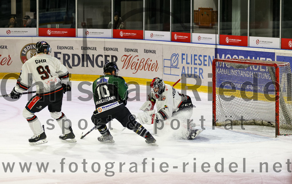 2022-09-30_127_TSV_Erding_gegen_EV_Dingolfing | Erding, Deutschland, 30.09.2022:
Eishockey, Bayernliga 2022 / 2023, Testspiel, TSV Erding gegen EV Dingolfing, Endergebnis: 3:4

Max Ohr (EV Dingolfing, #91), Marc Barchmann (Erding Gladiators, #10), Torwart Dennis Jedrus (EV Dingolfing, #1)

Foto: Christian Riedel / fotografie-riedel.net
