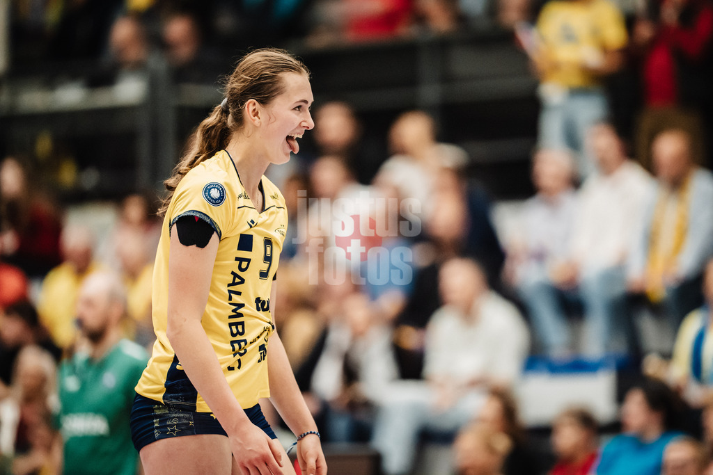 Volleyball | Frauen | Saison 2025/2026 | Volleyball Bundesliga | SSC Palmberg Schwerin vs. ETV Hamburger Volksbank Volleys | 18.10.2025 | Leana Grozer (#9, SSC Palmberg Schwerin) streckt die Zunge heraus