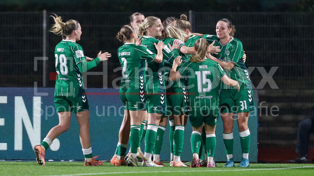 Fussball, Google Pixel Frauen-Bundesliga, SV Werder Bremen - RB Leipzig | Spielerinnen des SV Werder Bremen mit Torjubel, Jubel, jubeln, jubelt, optimistisch, Spielszene, Highlight, Freude über das Tor zum 1:0, DIE DFB-RICHTLINIEN UNTERSAGEN JEGLICHE NUTZUNG VON FOTOS ALS SEQUENZBILDER UND/ODER VIDEOÄHNLICHE FOTOSTRECKEN. DFB REGULATIONS PROHIBIT ANY USE OF PHOTOGRAPHS AS IMAGE SEQUENCES AND/OR QUASI-VIDEO.