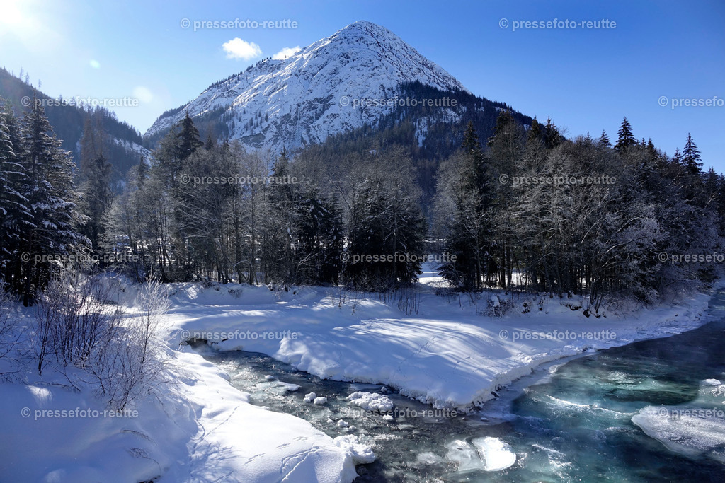 welltvi-Lechfluss-Winter_24Jan2019-Stockach_DSC2228 | Info aus dem Bezirk Reutte/Ausserfern Tirol sowie eine umfangreiche Bilddatenbank über die gesamte Region: Lechtal, Talkessel Reutte, Tannheimertal, Zwischentoren. Lech, Plansee, Zugspitze, Grenztunnel, B179, Fernpassstraße, Verkehr, Lawinen, Tradition, - Realisiert mit Pictrs.com