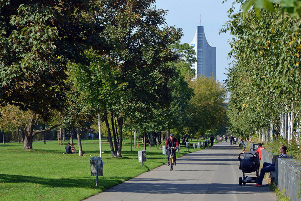 Foto: Leipzig - Lene-Voigt-Park | Das Team hinter BILDLEXIKON LEIPZIG bündelt historische wie aktuelle Informationen über die Stadt Leipzig in Text und Bild auf einer Plattform und stellt diese der interessierten Öffentlichkeit zur Verfügung.