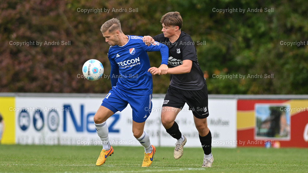 SpVg Eidertal Molfsee vs Eckernförder SV | Louis Schütt (Molfsee #21) vs Lönne Daniel (ESV #16) / Fußball-Landesliga Schleswig Männer 2025/2026 / SpVg Eidertal Molfsee vs Eckernförder SV / Platz A / Molfsee / 27.09.25 - Realisiert mit Pictrs.com