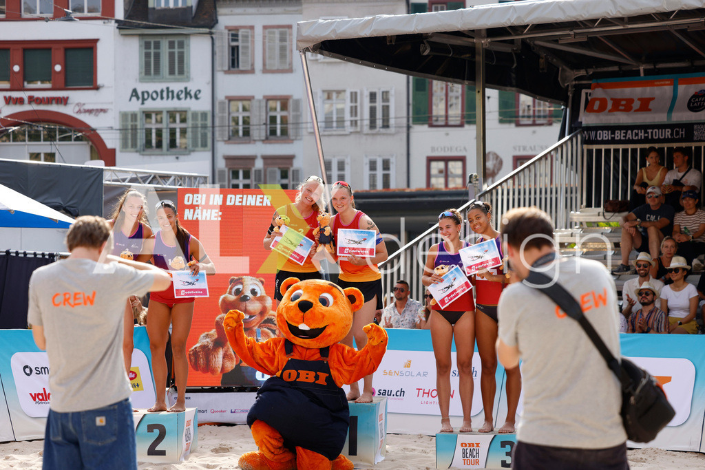 Obi BeachTour 2026 - Basel | BASEL, SWITZERLAND - JULY 19: MURIEL BOSSART (SUI) and LINDA ABBÜHL (SUI), ELENA CSONTOS (SUI) and FANNY DEECKE (SUI), ZOÉ FLÜCKIGER (SUI) and NADINE DEMIERRE (SUI) during the Obi BeachTour 2026 celebration at Barfüsserplatz on July 19, 2026 in Basel, Switzerland. - Realisiert mit Pictrs.com