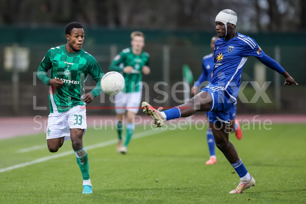 Fussball, Regionalliga Nord, SV Werder Bremen II - BSV Kickers Emden | v.li.: Abdenego Nankishi (SV Werder Bremen II, 33) und Andre Ndiaye (Kickers Emden, 19) im Zweikampf, Duell, Dynamik, Aktion, Action, Spielszene