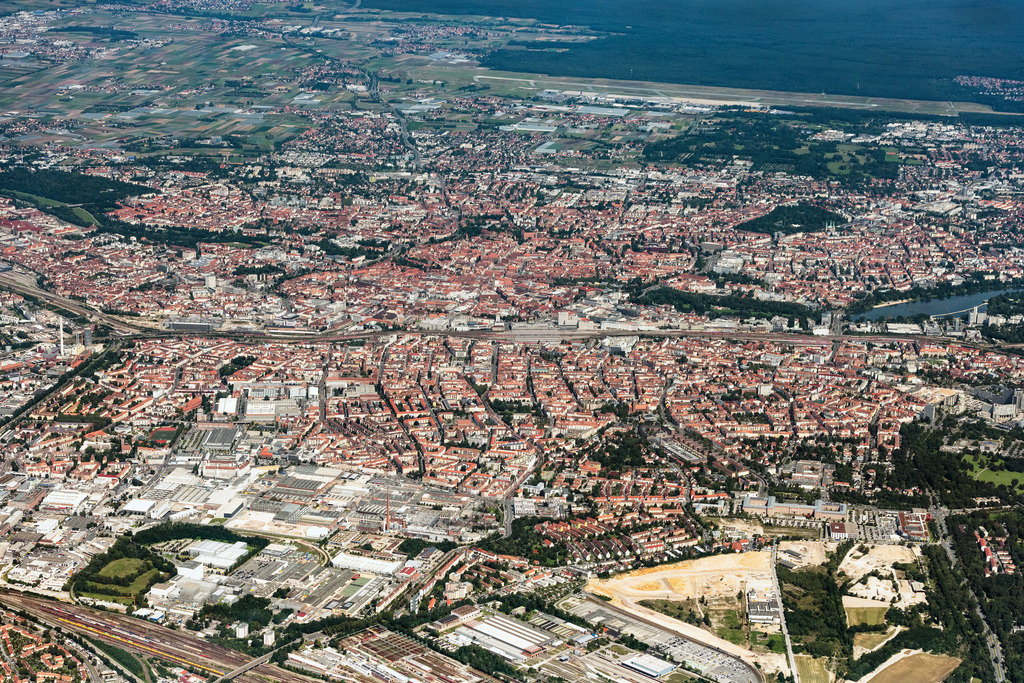 dr__0071325.jpg | NüRNBERG 12.08.2021 Stadtgebiet mit Außenbezirken und Innenstadtbereich in Nürnberg im Bundesland Bayern, Deutschland. // City area with outside districts and inner city area in Nuremberg in the state Bavaria, Germany. Foto: Daniel Reiter