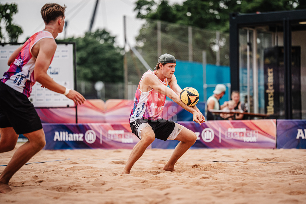 Beachvolleyball | München | Allianz German Beach Tour 2025 | Tourstop München | 03.07.2025 | Malte Höppner nimmt den Ball an