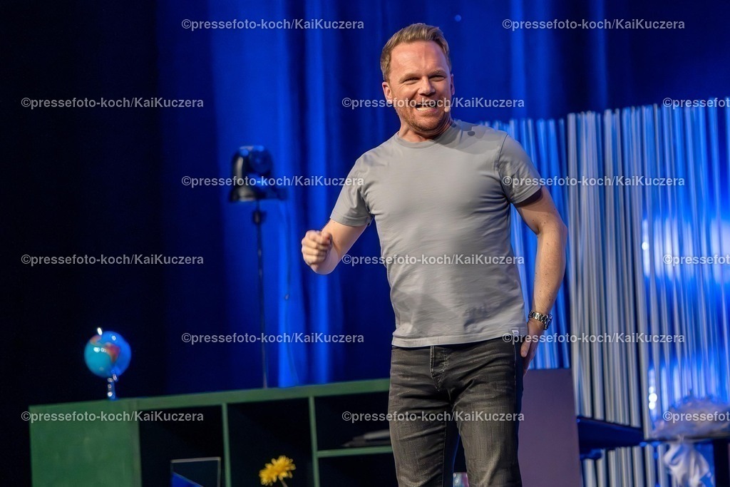 KKU18012501003 | 18.01.2025, xkkux, Düsseldorf, Mitsubishi Electric HALLE, Der Comedian Ralf Schmitz performen bei seiner Show Schmitzfindigkeiten