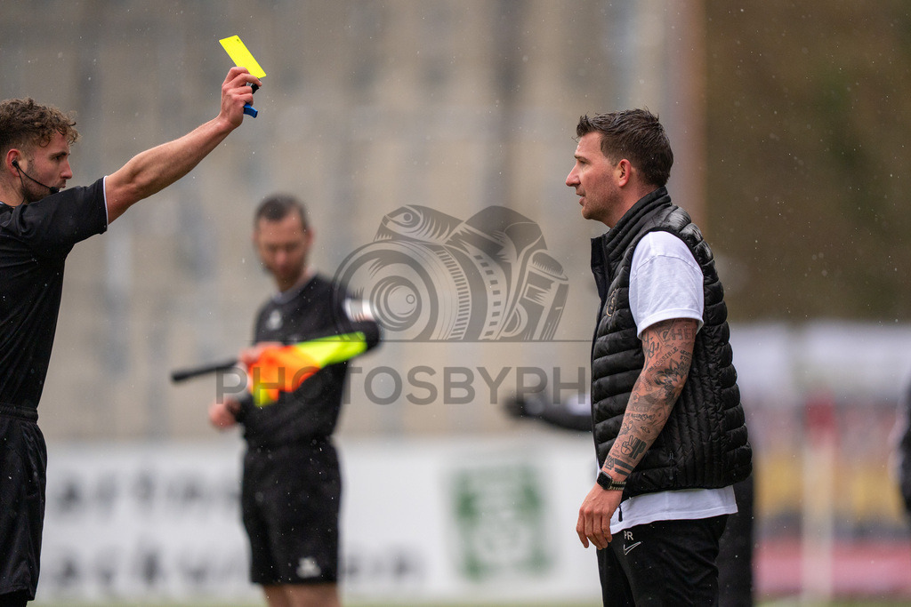 SG Sonnenhof Grossaspach vs. FC 08 Homburg, Fussball, Regionalliga Suedwest, 26. Spieltag, 28.03.2026 | Pascal Reinhardt (Trainer SG Sonnenhof Großaspach) sieht die gelbe Karte durch Schiedsrichter Maximilian Lotz,SG Sonnenhof Grossaspach vs. FC 08 Homburg, Fussball, Regionalliga Suedwest, 26. Spieltag, 28.03.2026