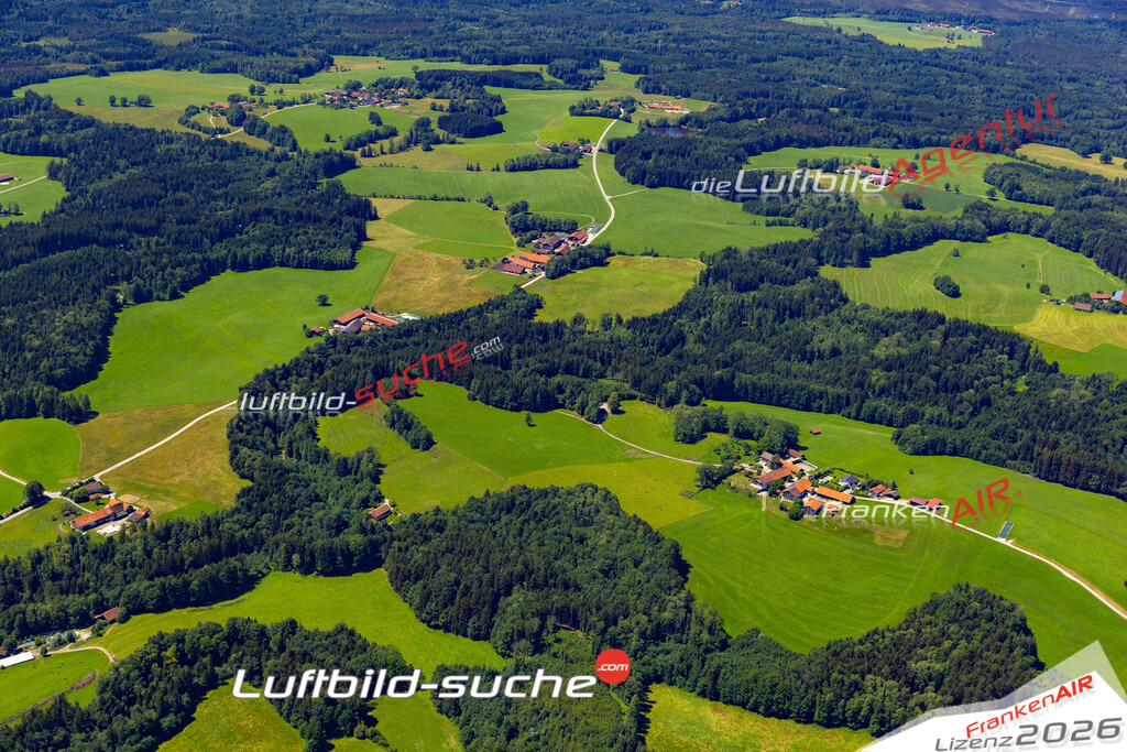Die Luftaufnahme Beuerberg - Eurasburg wurde 2022 vom Flugzeug aus (keine Drohne) erstellt. Hohe Auflösung -für große Poster und Wandbilder geeignet - Garantiert!