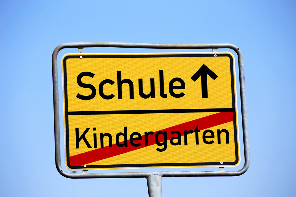 Kindergarten / Schule: Ortsausgangsschild mit dem Schriftzug Kindergarten / Schule | Kindergarten / Schule: Ortsausgangsschild mit dem Schriftzug Kindergarten / Schule - Realisiert mit Pictrs.com