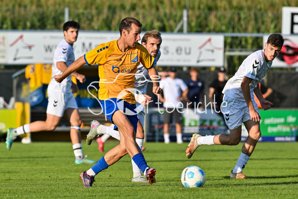 FC Pipinsried - SV Wacker Burghausen | setzt sich im Mittelfeld durch Fabian BENKO (FCP #20) / Landespokal Bayern: FC Pipinsried - SV Wacker Burghausen; Küchenstadel-Arena am 26.08.2025
