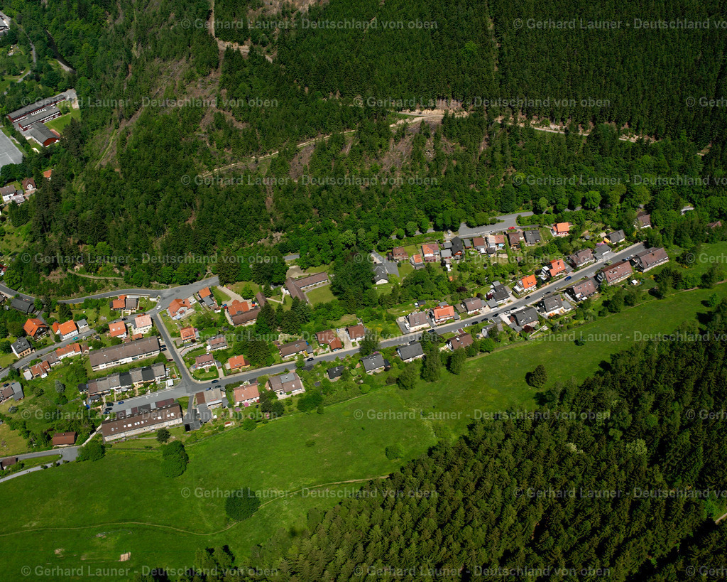 2638652 | LAUTENTHAL 09.06.2006 Wald- Gebiete und Forstflächen umsäumen das Siedlungsgebiet des Dorfes in Lautenthal im Bundesland Niedersachsen, Deutschland // Village - view on the edge of forested areas in Lautenthal in the state Lower Saxony, Germany Foto: Gerhard Launer