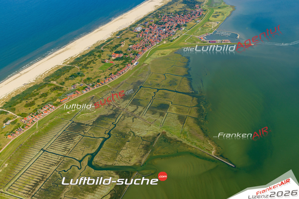 Luftbild der Stadt Juist - Die Luftaufnahme wurde 2025 vom UL-Flugzeug heraus erstellt ( keine Drohne ) - Hochauflösende Luftaufnahme - für professionelle Ausdrucke geeignet. Die Geschenkidee !Hier alle&nbsp;Infos zur Lizenzierung der LuftaufnahmeWir fliegen auch dieses Jahr wieder in Ihre Region um Luftbilder zu erstellen.- Luftbild anfragen