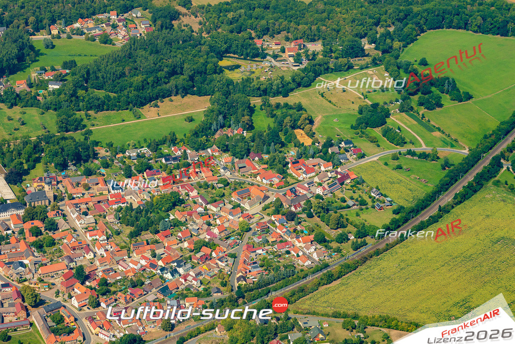 Neue Luftbildaufnahme der Stadt Niedertrebra - Das Luftbild wurde 2025 vom UL-Flugzeug heraus erstellt ( keine Drohnenaufnahme ) - Hochauflösende Luftaufnahme - für Wandbilder und großformatige Ausdrucke geeignet. Das besondere Geschenk!Hier alle&nbsp;Infos zur Lizenzierung der LuftaufnahmeWir fliegen auch dieses Jahr wieder in Ihre Region um Luftbilder zu erstellen.- Luftbild anfragen