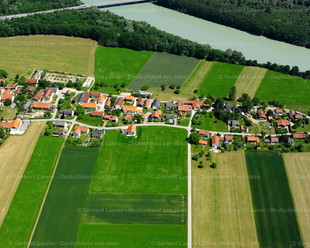 2600408 | NIEDERGOTTSAU 09.06.2006 Landwirtschaftliche Nutzflächen und Feldgrenzen  umsäumen das Siedlungsgebiet des Dorfes in Niedergottsau im Bundesland Bayern, Deutschland // Agricultural land and field boundaries surround the settlement area of the village  in Niedergottsau in the state Bavaria, Germany Foto: Gerhard Launer