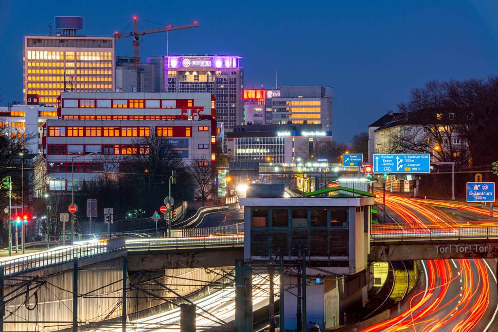 JT-210305 | Die Skyline der Innenstadt von Essen, Autobahn A40, Ruhrschnellweg, NRW, Deutschland, Stadtbahn, U-Bahn, Haltestelle Hobeisenbrücke,  - Realisiert mit Pictrs.com