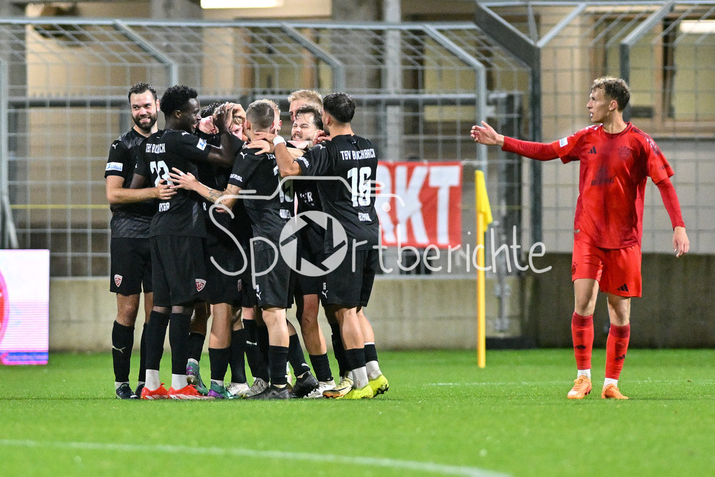 FC Bayern Amateure - TSV Buchbach | Jubel nach dem Treffer zum 2-2 der Gaeste / Freude / Happy / Tor / Torschuezte