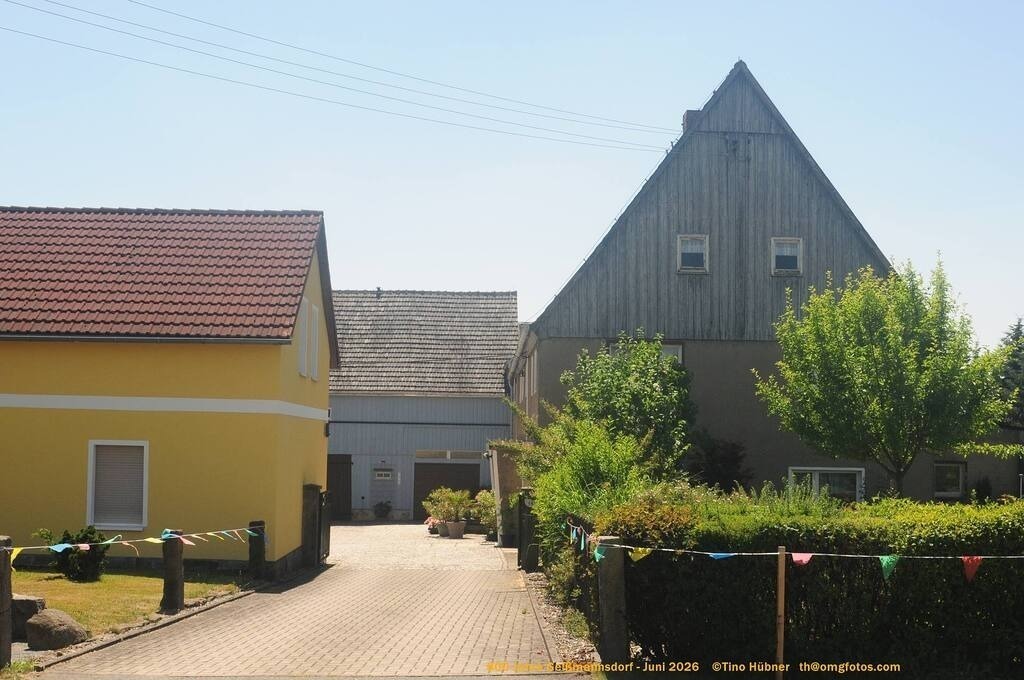Geißmannsdorf-2026-Ortsbilder-372 | Geißmannsdorf bei Bischofswerda im Sommer 2026. Ein fotografischer Streifzug durch das Dorf Geißmannsdorf, mit Gebäuden, Straßen, Strohpuppen und geschmückten Vorgärten und Grundstücken anlässlich der 800-Jahr-Feier von Geißmannsdorf im Juni 2026 - Realisiert mit Pictrs.com