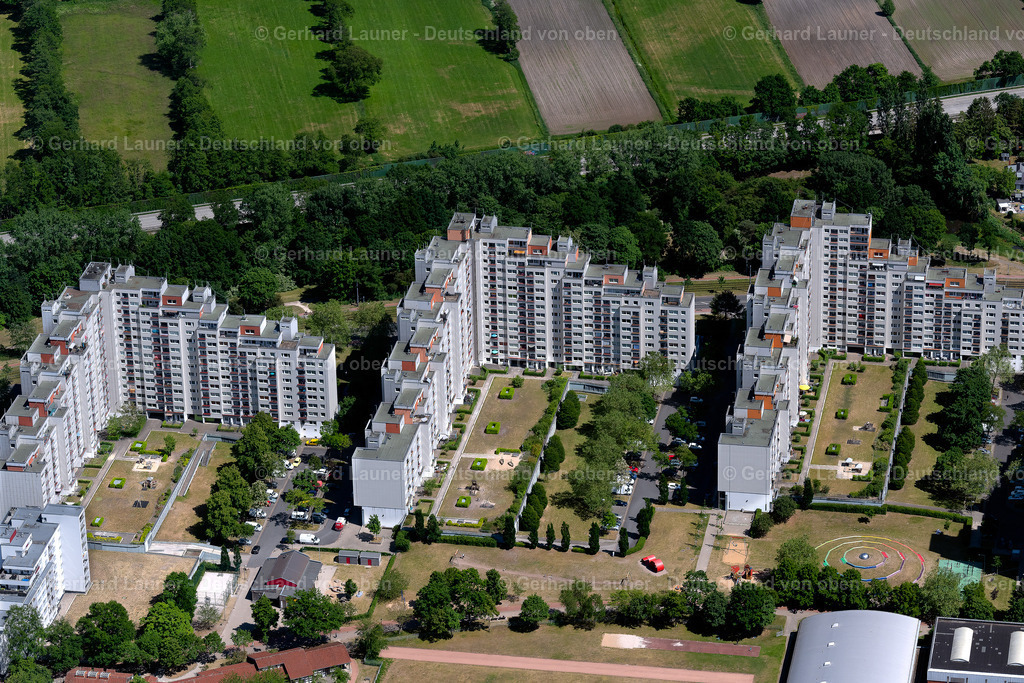 4029588 | BREMEN 01.06.2020 Stadtrand und Außenbezirks- Wohngebiete im Ortsteil Tenever in Bremen, Deutschland. // Outskirts residential in the district Tenever in Bremen, Germany. Foto: Gerhard Launer