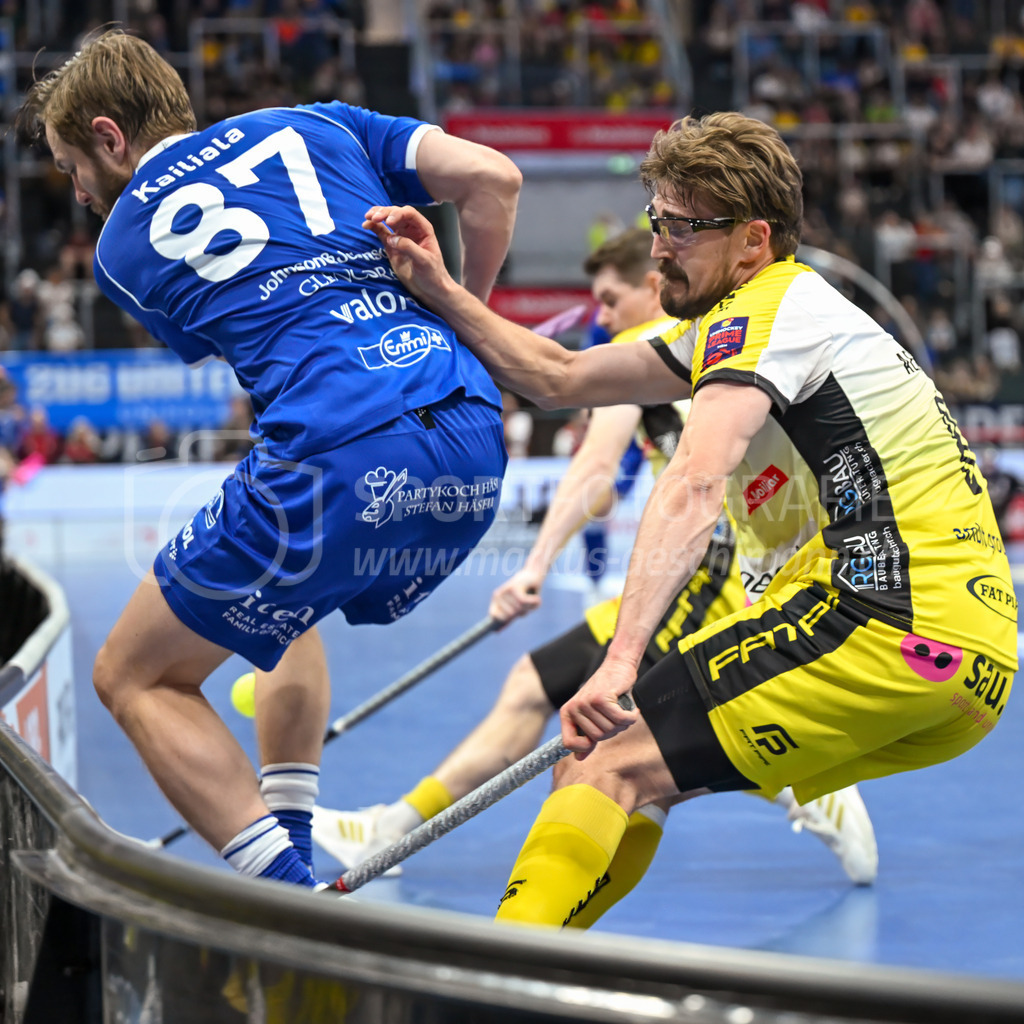 Zug United - HC Rychenberg - 25. April 2026 | Tim Aeschimann (#81 HC Rychenberg Winterthur) bedrängt Miko Kailiala (#87 Zug United) am L-UPL Superfinal-Spiel zwischen Zug United und HC Rychenberg am 25. April 2026 in der BCF Arena, Fribourg, Schweiz.Bild: Sportfotografie Markus Aeschimann | www.markus-aeschimann.ch - Realisiert mit Pictrs.com