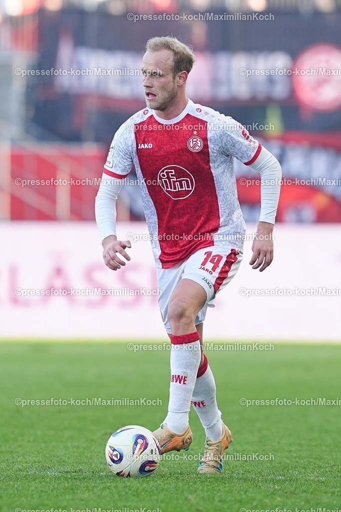 xYDRx24012601098 | 24.01.2026, xydrx, Fußball, 3.Liga, Rot-Weiss Essen - TSV Havelse, Saison 2025 2026, Stadion an der Hafenstraße: Lucas Brumme (Rot-Weiss Essen #14)   DFB regulations prohibit any use of photographs as image sequences and or quasi-video. Photo: xYannisxDreimannxPressefotoKochx