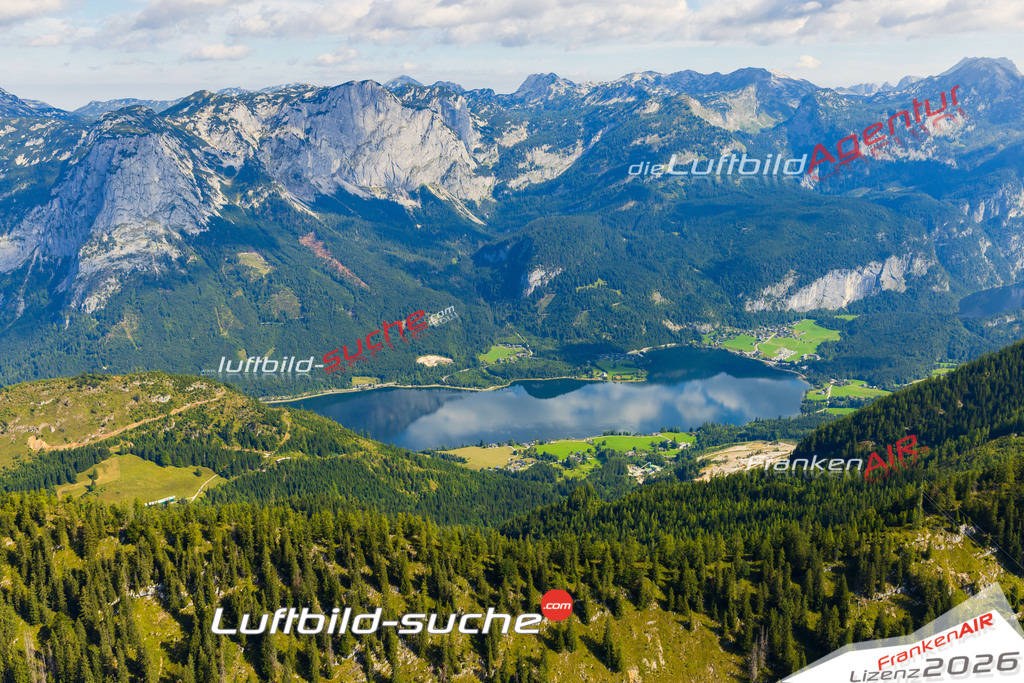 Luftaufnahme der Stadt Grundlsee - Die Luftaufnahme wurde 2025 vom UL-Flugzeug heraus erstellt ( keine Drohne ) - Hochauflösende Luftaufnahme - für professionelle Ausdrucke geeignet. Die Geschenkidee !Mit Lizenz und Bildrechte bestellbar