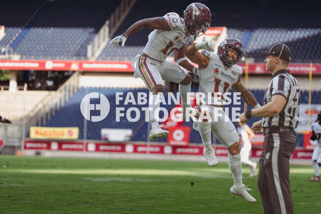 GER Rhein Fire vs. Alpine Rams, American Football, AFLE, Saison 2026, 01.08.2026 | Harlan Kwofie (Rhein Fire, #10) und Jonathan Scott (Rhein Fire, #11) feiern die Punkte, GER Rhein Fire vs. Alpine Rams, American Football, AFLE, Saison 2026, 01.08.2026Foto: Eibner-Pressefoto/Fabian Friese - Realisiert mit Pictrs.com