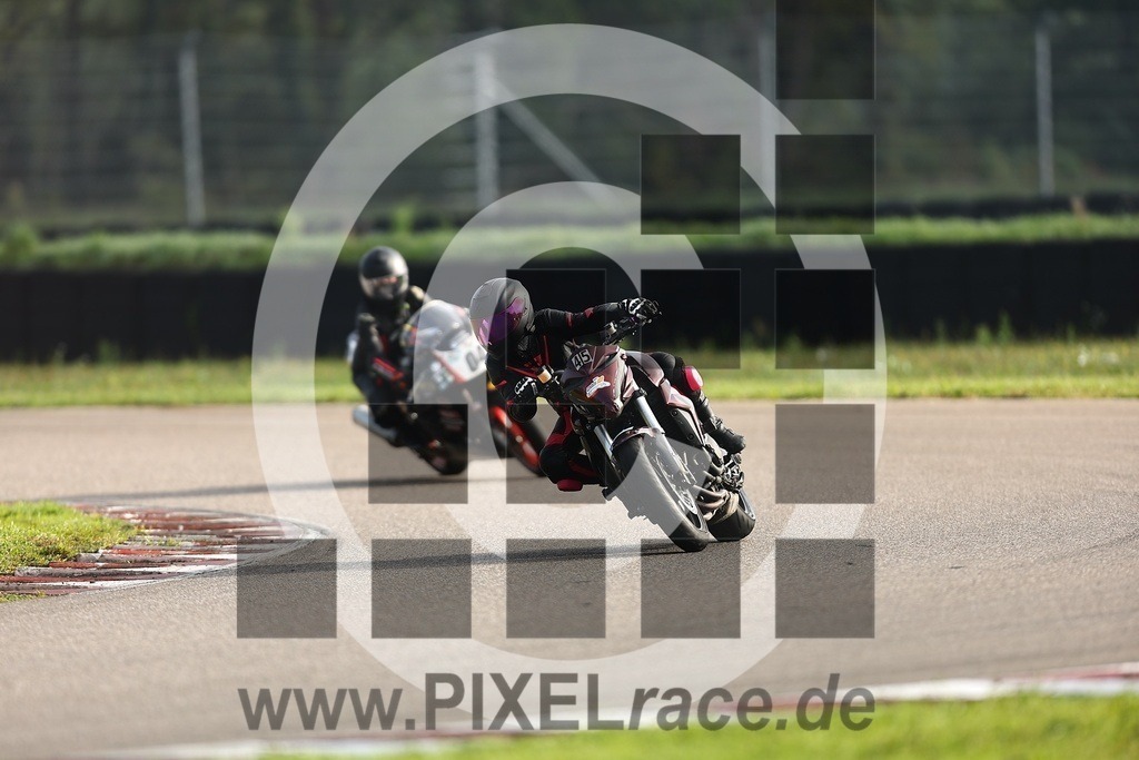 0045-20250928_00291 | Schöne Erinnerungen an spannende Momente - das festzuhalten ist unser Job. PIXELrace.de ist seit 2003 auf den Rennstrecken Europas unterwegs um die Action draußen beim Fahren und die wunderbare Stimmung imm Fahrerlager für euch einzufangen.
