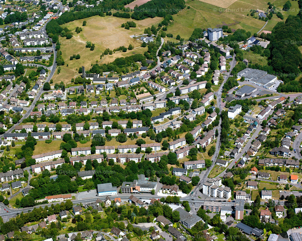 2632302 | MEINERZHAGEN 25.08.2016 Wohngebiet der Mehrfamilienhaussiedlung an der Straße Auf der Leye in Meinerzhagen im Bundesland Nordrhein-Westfalen, Deutschland. // Residential area of the multi-family house settlement on Strasse Auf of Leye in Meinerzhagen in the state North Rhine-Westphalia, Germany. Foto: Gerhard Launer