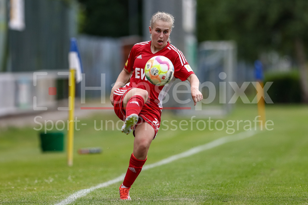 Fussball, Aufstiegsspiel Regionalliga Nord Frauen, SpVg Aurich - SSC Hagen Ahrensburg | Ana-Carolin Hoffmann (SpVg Aurich, 20) am Ball, Freisteller, Einzelbild, Ganzkörper, Aktion, Action, Spielszene