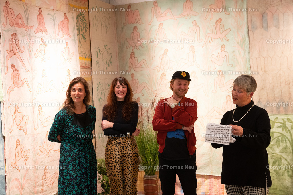 DSC_7172 | bbe,Museum, "Mamma Mia Amore Mio" Ausstellung der drei befreundeten Künstler.innen (V.L. Inga Kerber (grünes Kleid) , Moritz Schleime und Corinna von Lebusa ,, Bild: Thomas Neu