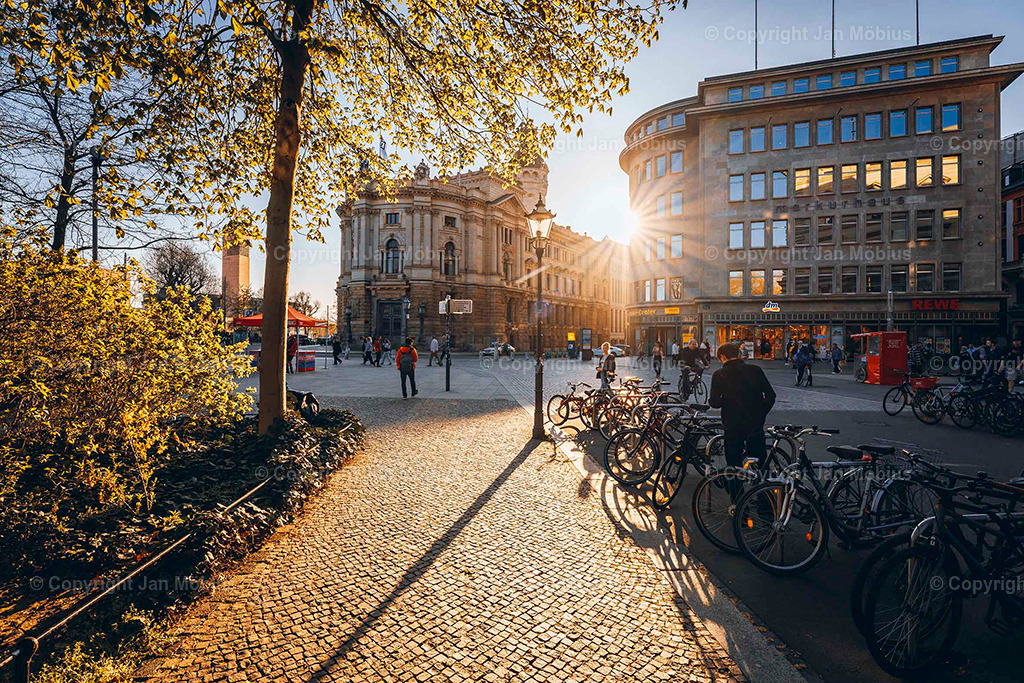 Lennéanlage/Schillerstraße | Die Schillerstraße an der Lene-Voigt-Anlage ist so ein typischer Leipziger Geheimtipp: charmante Altbauten, ruhige Citylage, direkt am Park und einem entspanntem Vibe. Perfekt für Content mit Fokus auf Urban Green, Lebensqualität &amp; Nachbarschaftsflair. - Realisiert mit Pictrs.com