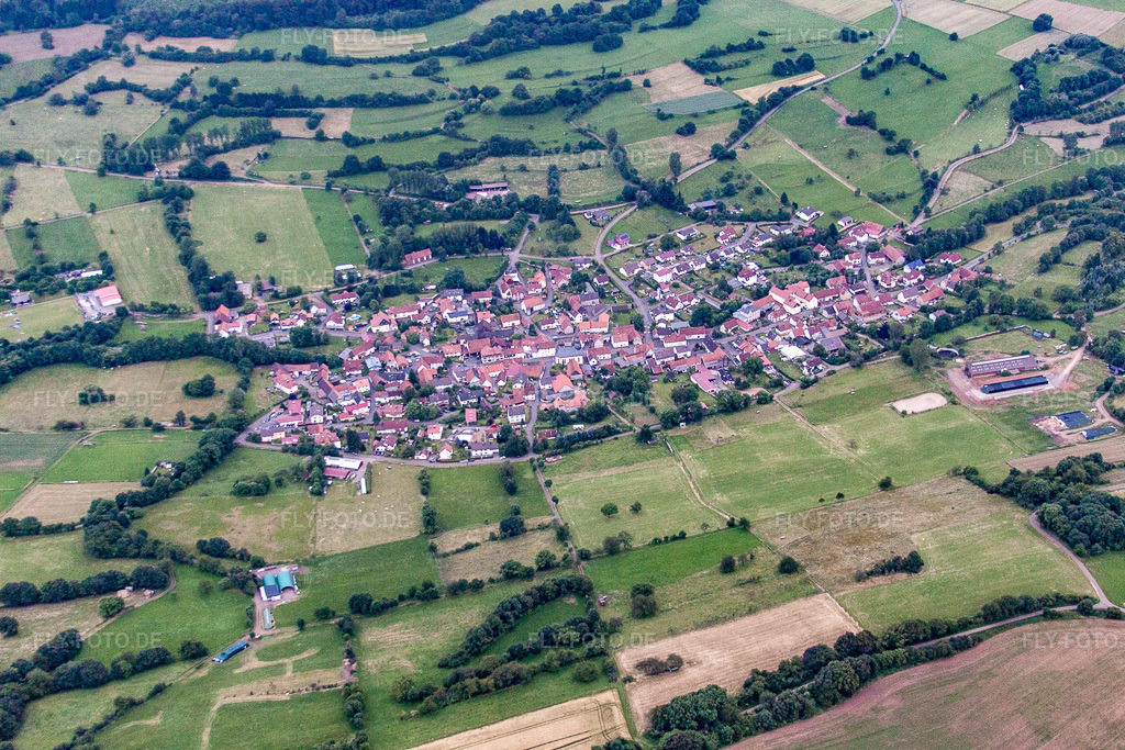 Luftbild: Ortsansicht von Norden im Ortsteil Burkhards in Schotten im Bundesland Hessen in Deutschland. – Foto: IMG_68327.jpg vom 20.06.2014 durch Werner Riehm/FLY-FOTO.de – Auflösung des Originals: 4752 x 3168 px