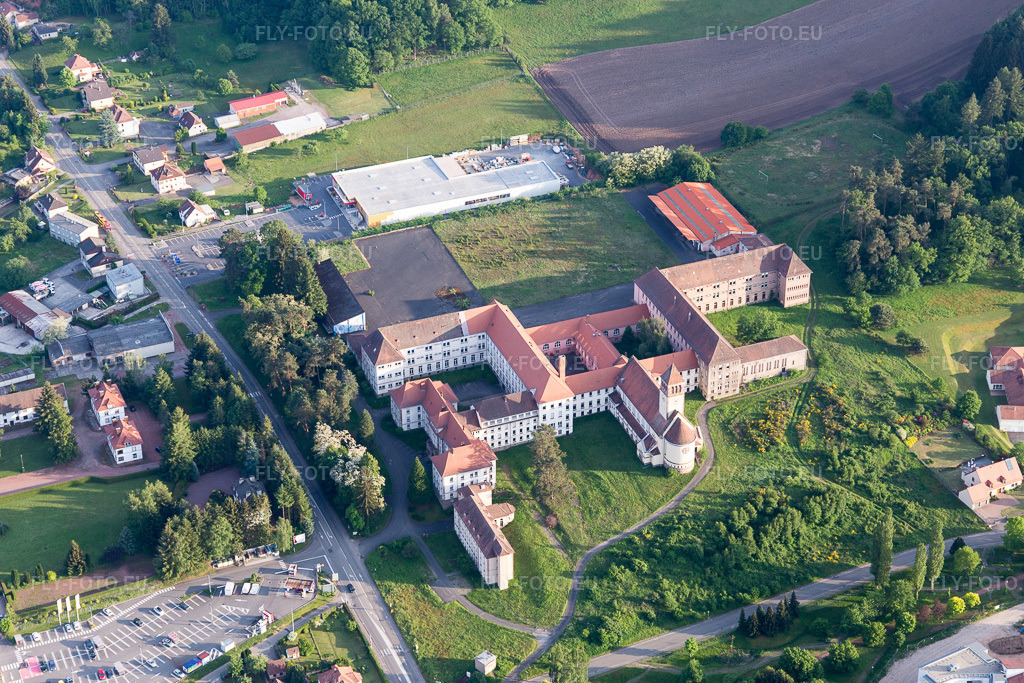 Vue aérienne: Complexe de bâtiments du monastère à Bitche dans le département Moselle, France – .Photo: IMG_107243.jpg prise le 18/05/2018 par Werner Riehm/FLY-FOTO.eu – Résolution de l'original: 5472 x 3648 px