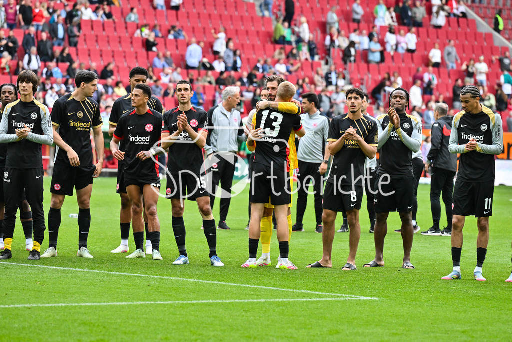 FC Augsburg - SG Eintracht Frankfurt | Die Spieler der Adler verabschieden sich bei den mitgereisten Fans nach dem 0-0 in Augsburg / Bundesliga: FC Augsburg - Eintracht Frankfurt, WWK Arena am 20.04.2025 / Ellyes SKHIRI (Eintracht Frankfurt 15), Kevin TRAPP (Eintracht Frankfurt 1), Chibi FARES (Eintracht Frankfurt 8), Hugo EKITIKE (Eintracht Frankfurt 11), Ramsmus KRISTENSEN (Eintracht Frankfurt 13)