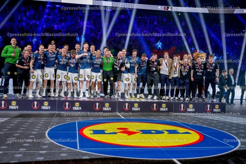 xSSCx19042602107 | 19.04.2026, xsscx, Handball, DHB-Pokal Lidl Final4, Finale, Füchse Berlin - Bergischer HC, Saison 2025 / 2026 Herren, Lanxess Arena, Köln: Die Mannschaft des Bergischer HC feiert den zweiten Platz im DHB-Pokal Photo: xSandraxScherningxPressefotoKochx